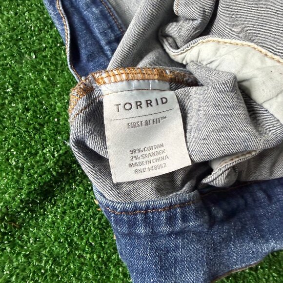 Torrid Women’s Classic Trucker Denim Jean Jacket Blue Essential Timeless Size 00 - Picture 9 of 14